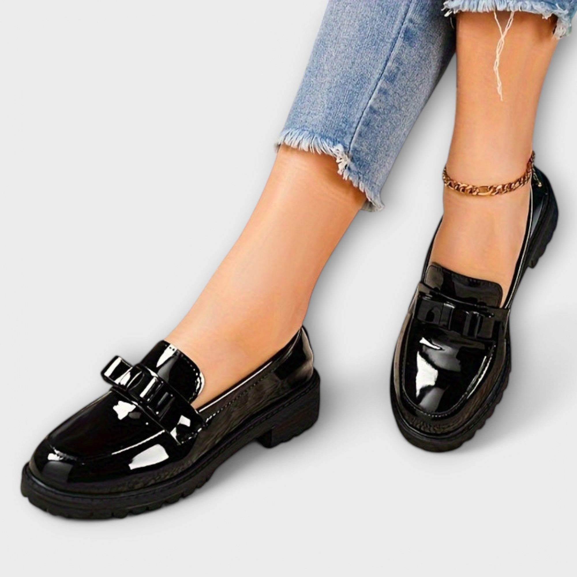 Regina - Mocassins Femininos Pretos em Verniz com Laço