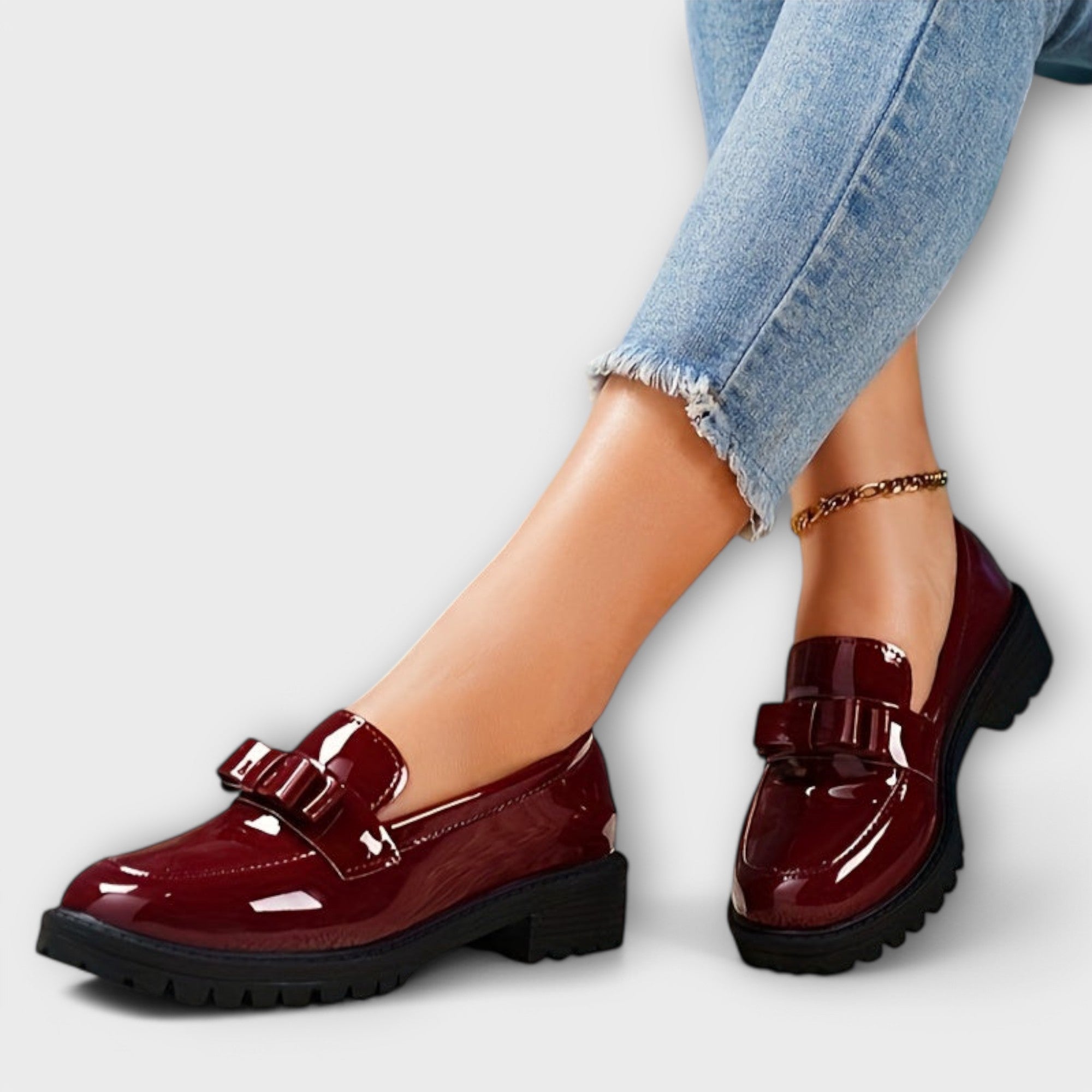 Regina - Mocassins Femininos Pretos em Verniz com Laço